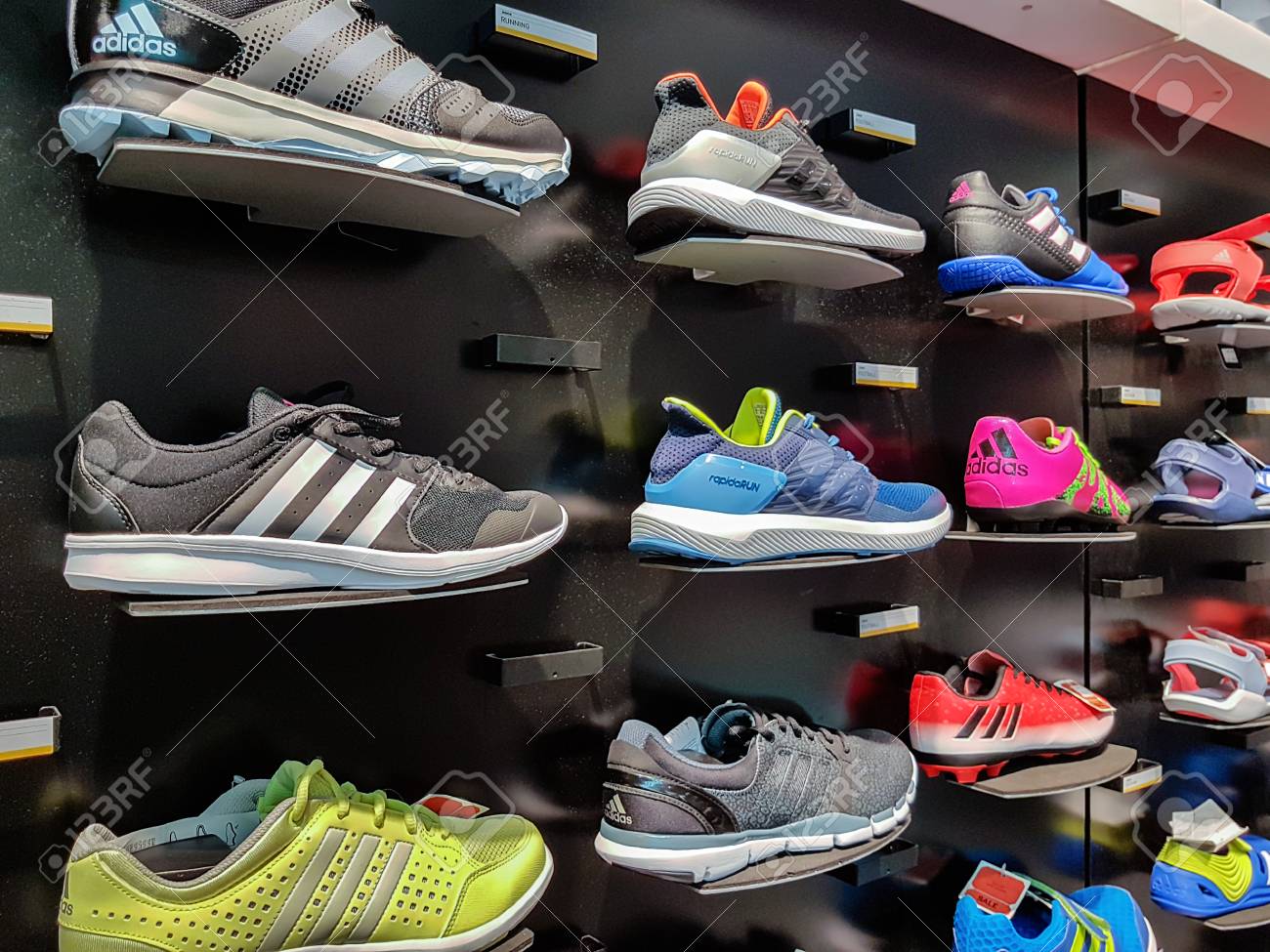 apoyo Actual Shinkan Nowy Sacz, Polonia - 12 De Agosto De 2017: Colección De Zapatos Deportivos De Moda Adidas Ofrecidos A La Venta En La Tienda De Adidas. Adidas AG Es Una Corporación Multinacional Alemana apoyo Actual Shinkan Nowy Sacz, Polonia - 12 De Agosto De 2017: Colección De Zapatos Deportivos De Moda Adidas Ofrecidos A La Venta En La Tienda De Adidas. Adidas AG Es Una Corporación Multinacional Alemana