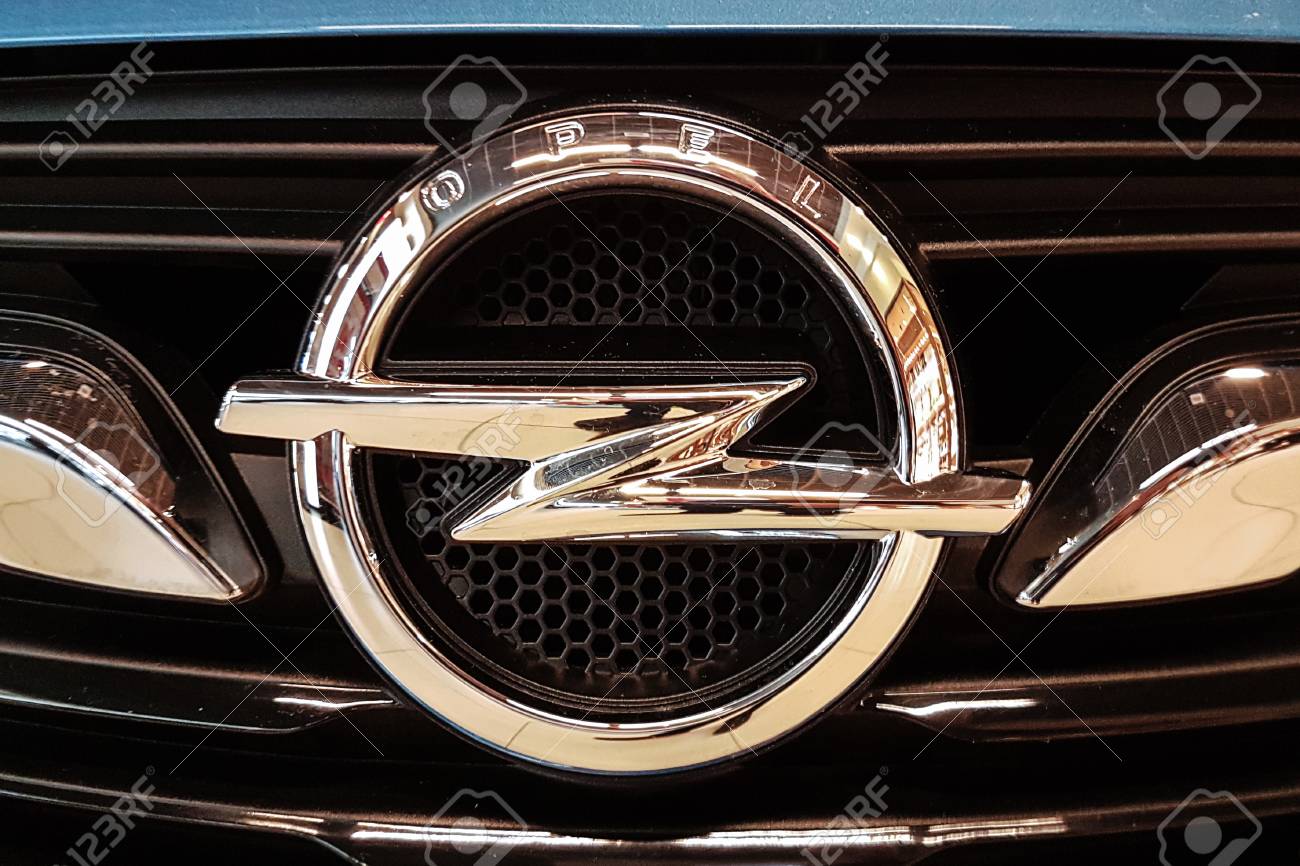 車のグリルにタルヌフ ポーランド 17 年 10 月 28 日 新しいオペルのエンブレム オペルは デザイン 生産 自動車 を配布する 有名なドイツの自動車メーカーです の写真素材 画像素材 Image