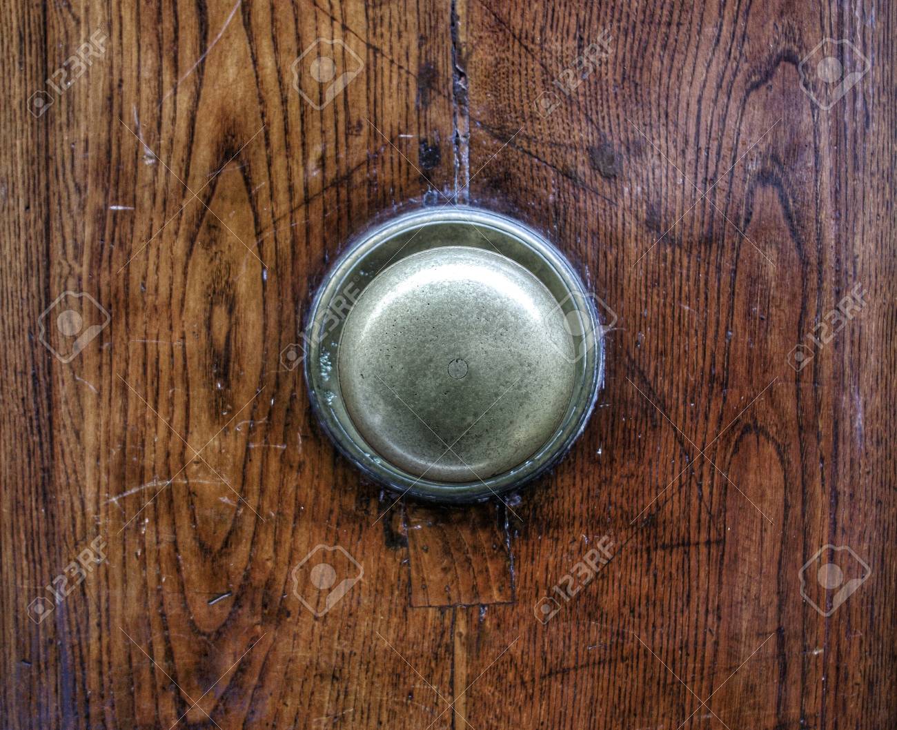 イタリアの古い木製のドアの中心部に真鍮のドアノブ クローズ アップ の写真素材 画像素材 Image