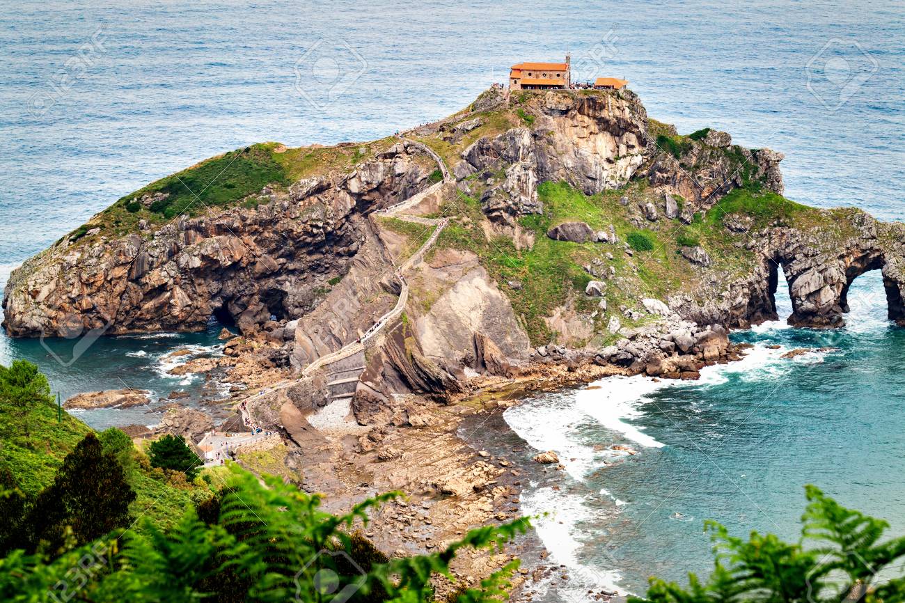 Vue Depuis La Côte Sur Le Rocher Dans Locéan Avec Une Chapelle Doniene Gaztelugatxeko Une Chapelle Doniene Gaztelugatxeko San Juan Gastelugache - 