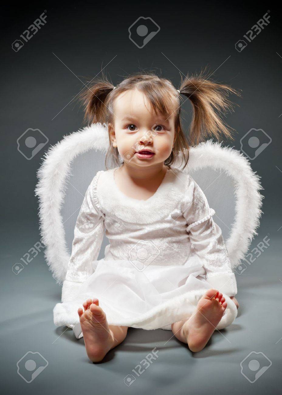 Seance Bebe Fille Et Habilles Comme Un Ange Banque D Images Et Photos Libres De Droits Image