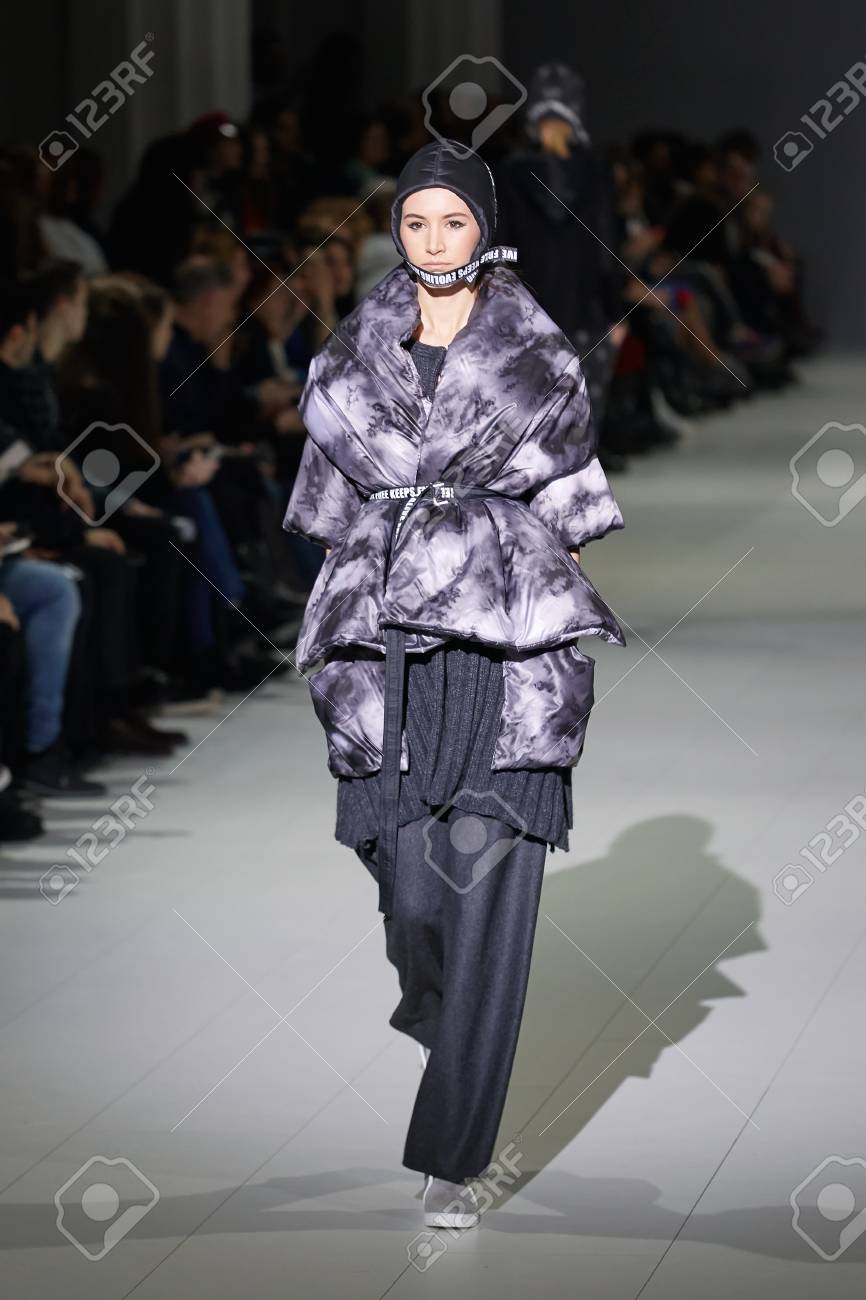 キエフ 27 ウクライナ 17 年 2 月 5 日 モデル滑走路を歩くファッションショー中にウクライナ ファッション週 17 の一部としてリュドミラ Kislenko 秋 冬 17年 18 の写真素材 画像素材 Image キエフ 27 ウクライナ 17 年 2 月 5 日 モデル滑走路を歩くファッションショー中にウクライナ ファッション週 17 の一部としてリュドミラ Kislenko 秋 冬 17年 18 の写真素材 画像素材 Image