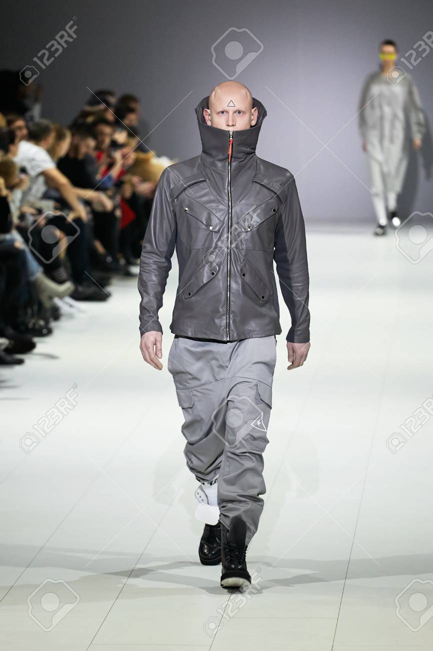 キエフ 27 ウクライナ 17 年 2 月 5 日 モデル滑走路を歩くファッションショー中で Dastish Fantastish 秋 冬 17 18 ウクライナ ファッション週 17 の一部として の写真素材 画像素材 Image