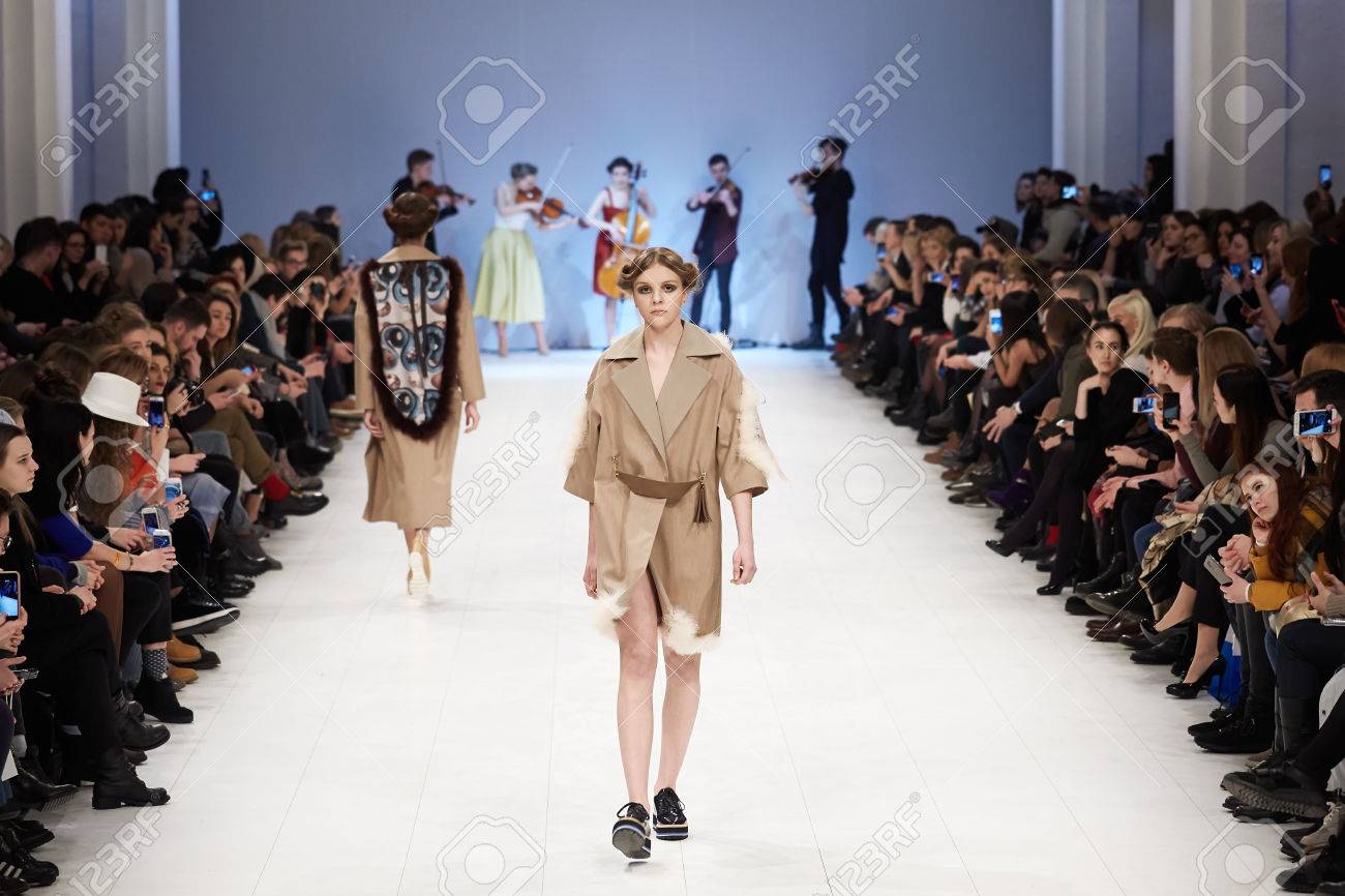 キエフ 27 ウクライナ 17 年 2 月 7 日 モデル滑走路を歩くファッションショー中に Rybalko 秋 冬 17 18 ウクライナ ファッション週 17 の一部としてで の写真素材 画像素材 Image