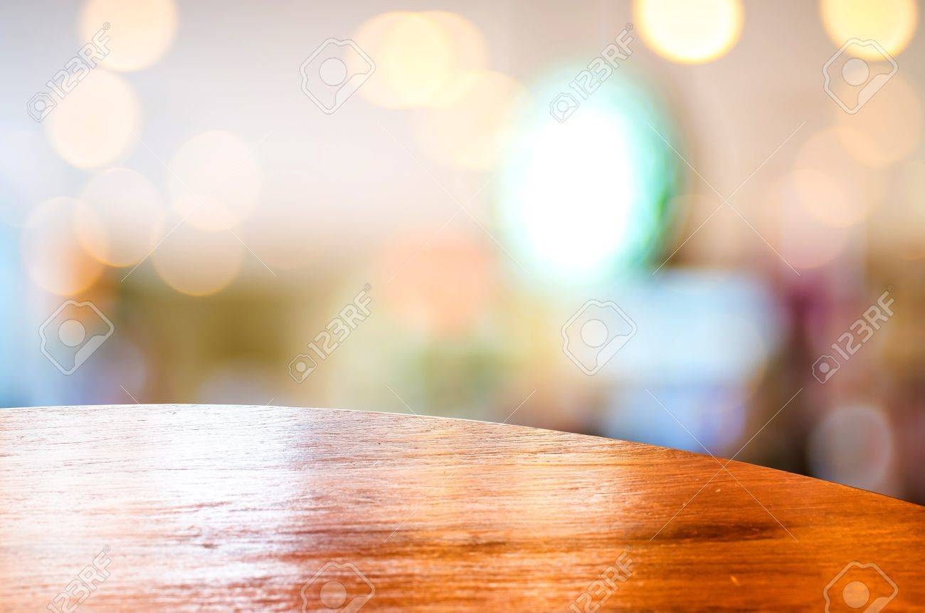 Vaciar Mesa Redonda En La Cafetería Fondo Borroso De Luz Vaciar Mesa Redonda En La Cafetería Fondo Borroso De Luz