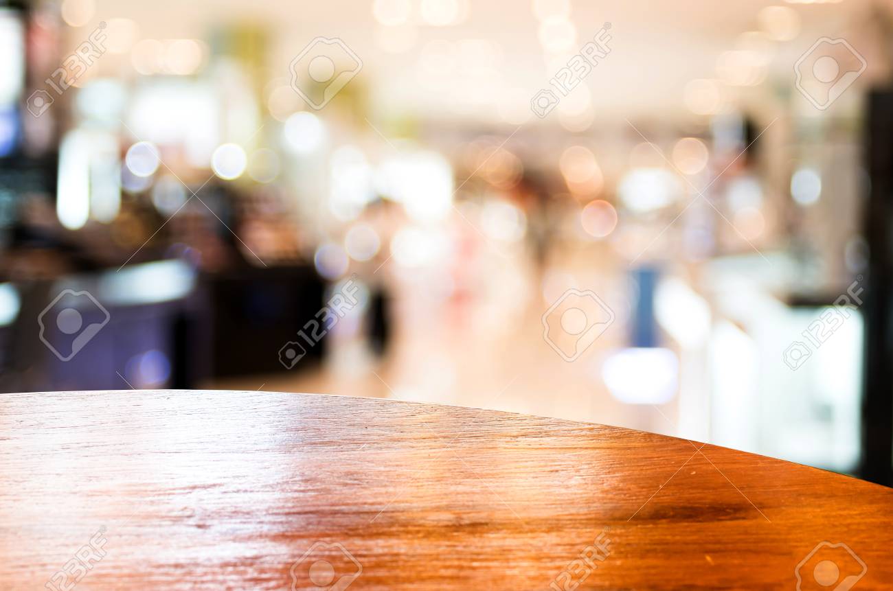 Vaciar Mesa Redonda En La Cafetería Fondo Borroso De Luz Vaciar Mesa Redonda En La Cafetería Fondo Borroso De Luz