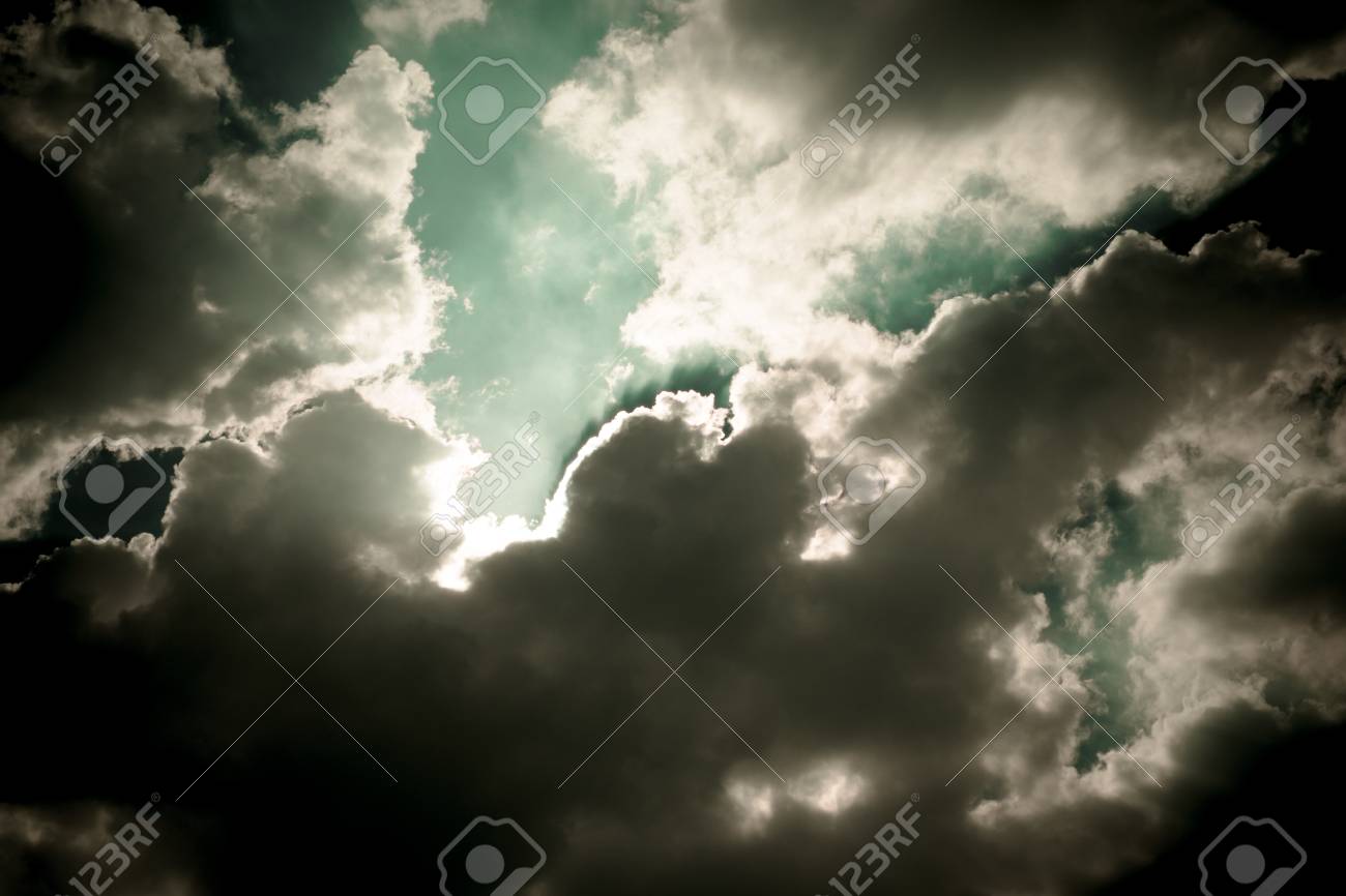 Ciel Sombre Avec Le Soleil Rafale Ray Avec Eclaircies Banque D Images Et Photos Libres De Droits Image