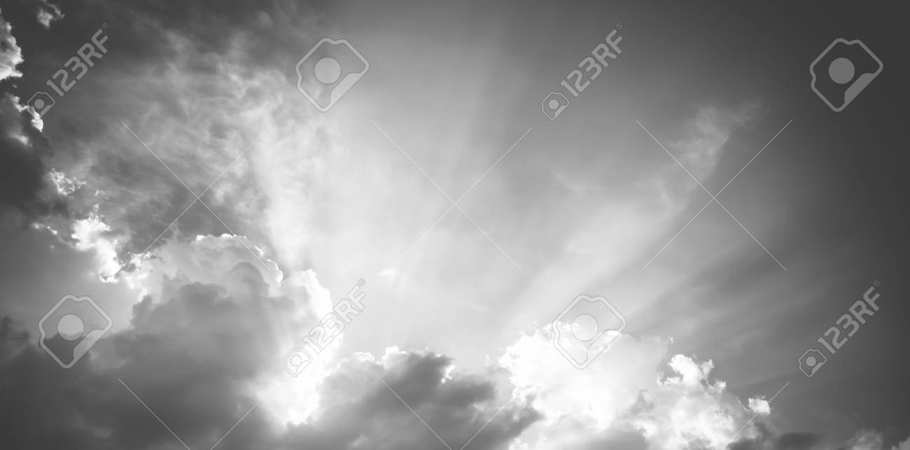 Weinlese Filter Schonen Blauen Himmel Mit Sonne Strahl Mit Bewolktem Schwarz Weiss Farbe Lizenzfreie Fotos Bilder Und Stock Fotografie Image