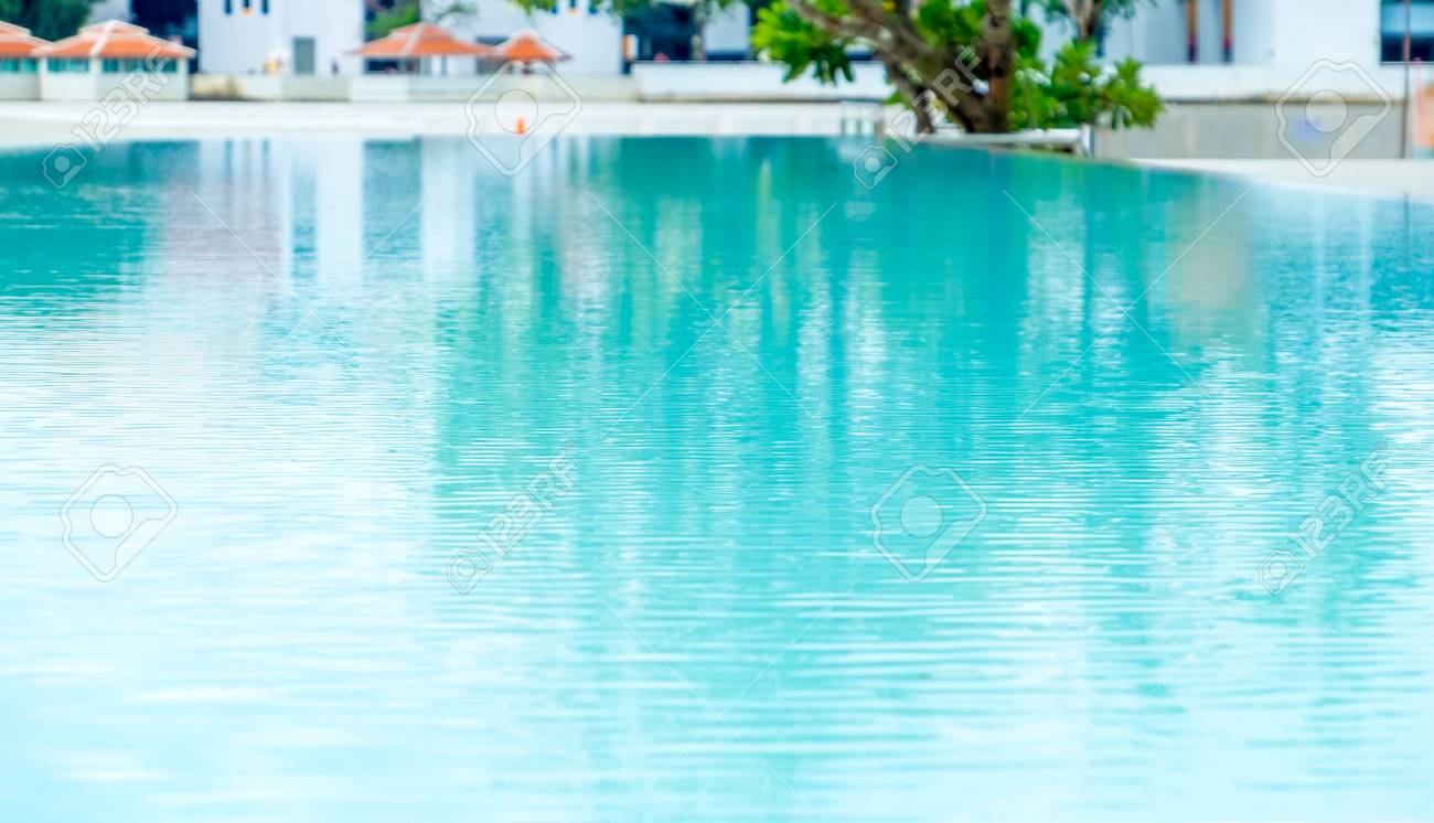 수영장의 푸른 물 리플의 전망보기입니다. 로열티 무료 사진, 그림, 이미지 그리고 스톡포토그래피. Image 46146700