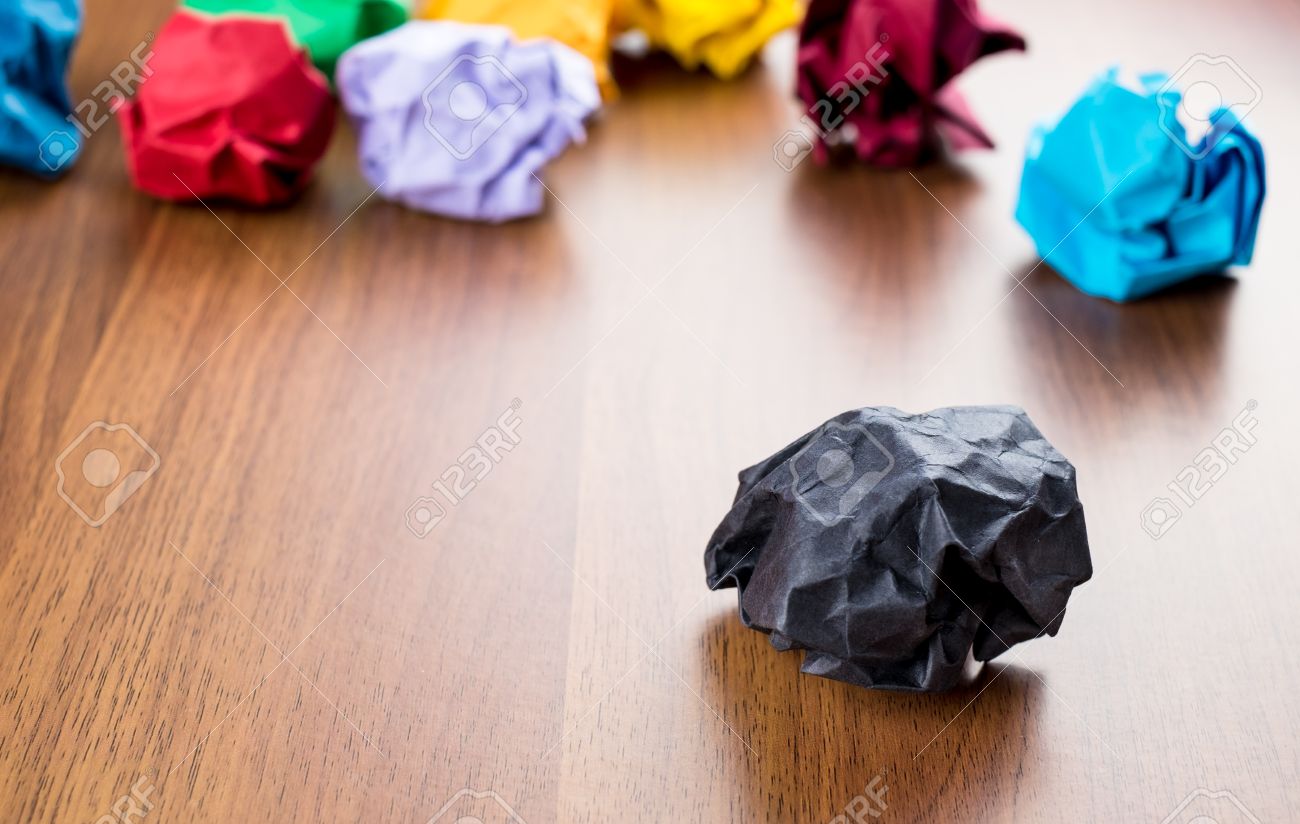 黒は 独創的なアイデアのコンセプトの背景にカラフルな紙を丸めてボールのグループと暗い茶色の木製のテーブルに紙のボールをくしゃくしゃ の写真素材 画像素材 Image