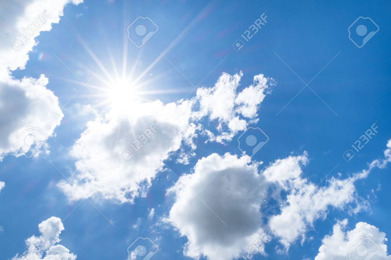 大きな雲の後ろの太陽の光で素敵な青い空を見上げてください の写真素材 画像素材 Image 大きな雲の後ろの太陽の光で素敵な青い空を見上げてください の写真素材 画像素材 Image