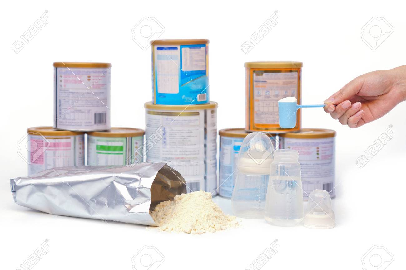 Mere Preparer Le Lait En Poudre Pour Le Bebe Avec Differentes Marques De Lait En Poudre Fond Banque D Images Et Photos Libres De Droits Image