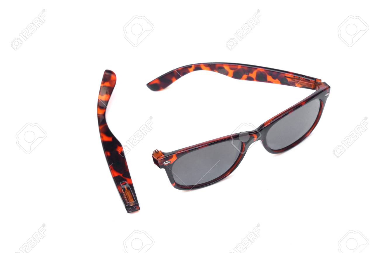 Gafas De Sol Rotas Con Pierna Dañada Fotos, Retratos, Imágenes Y Fotografía Archivo Libres De Derecho. Image 65199237.
