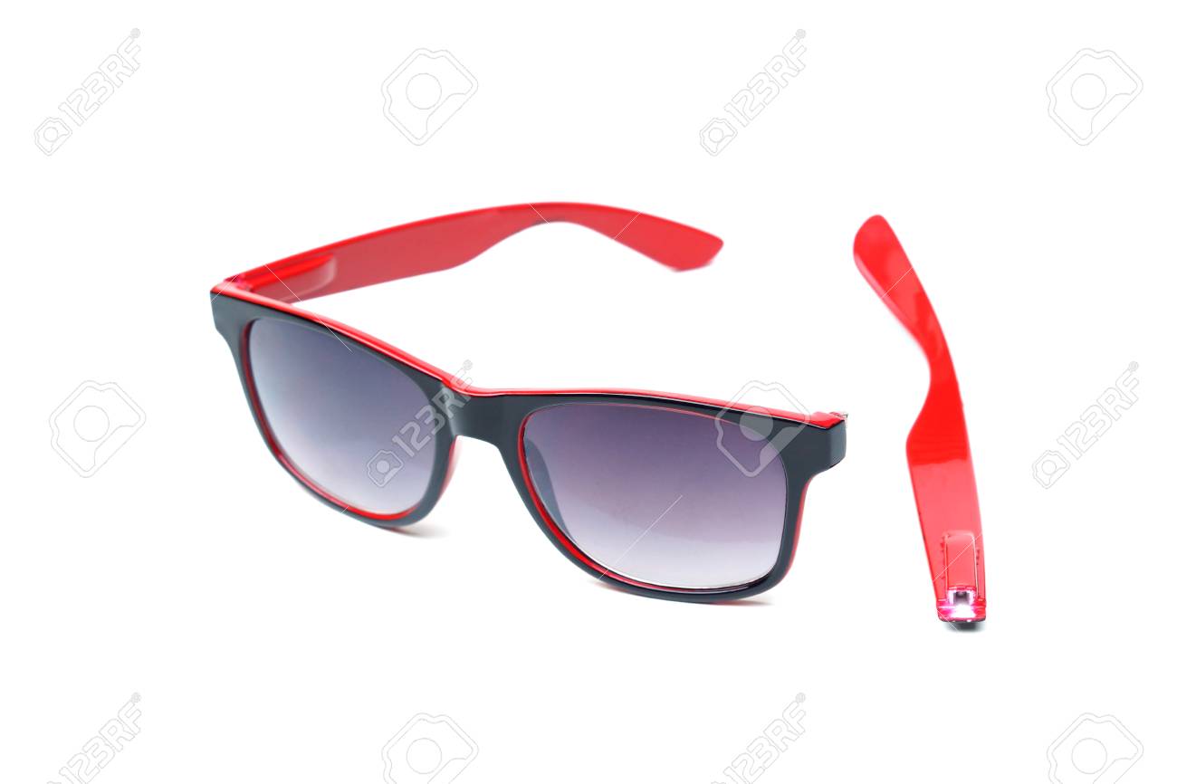 Gafas Sol Rotas Con La Pierna Aislada Fotos, Retratos, Imágenes Y Fotografía De Archivo Libres De Derecho. Image 85345916.