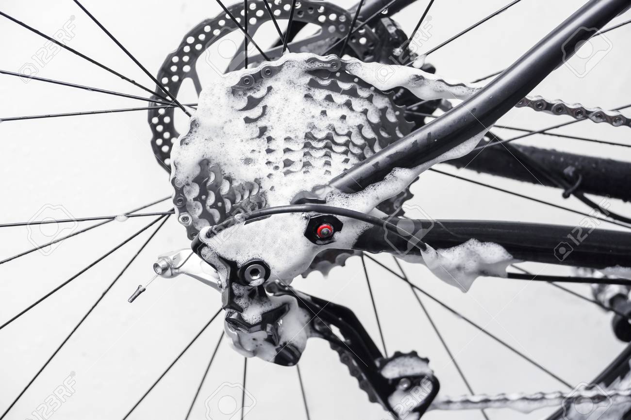 cleaning mountain bike