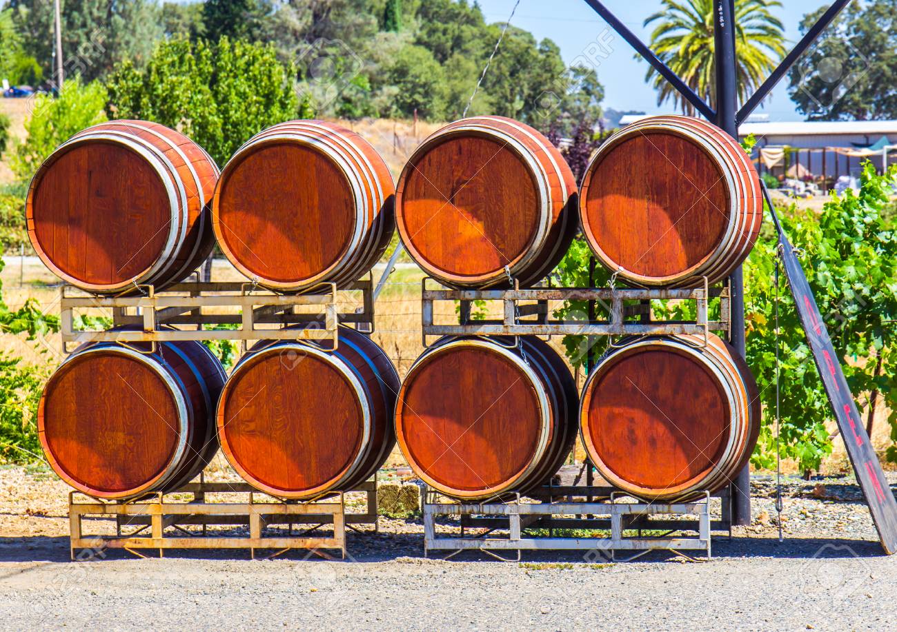 stapeln weinfässer standardbild stapel von acht weinfässer außerhalb der weinkellerei von acht außerhalb der lizenzfreie stapeln weinfässer standardbild stapel von acht weinfässer außerhalb der weinkellerei von acht außerhalb der lizenzfreie