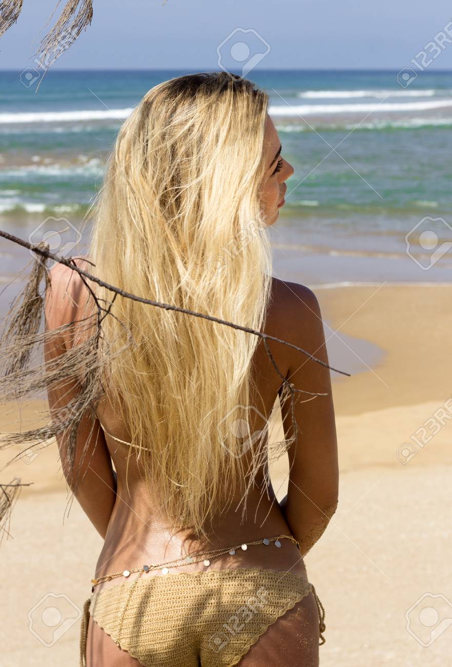 De blondine op het strand