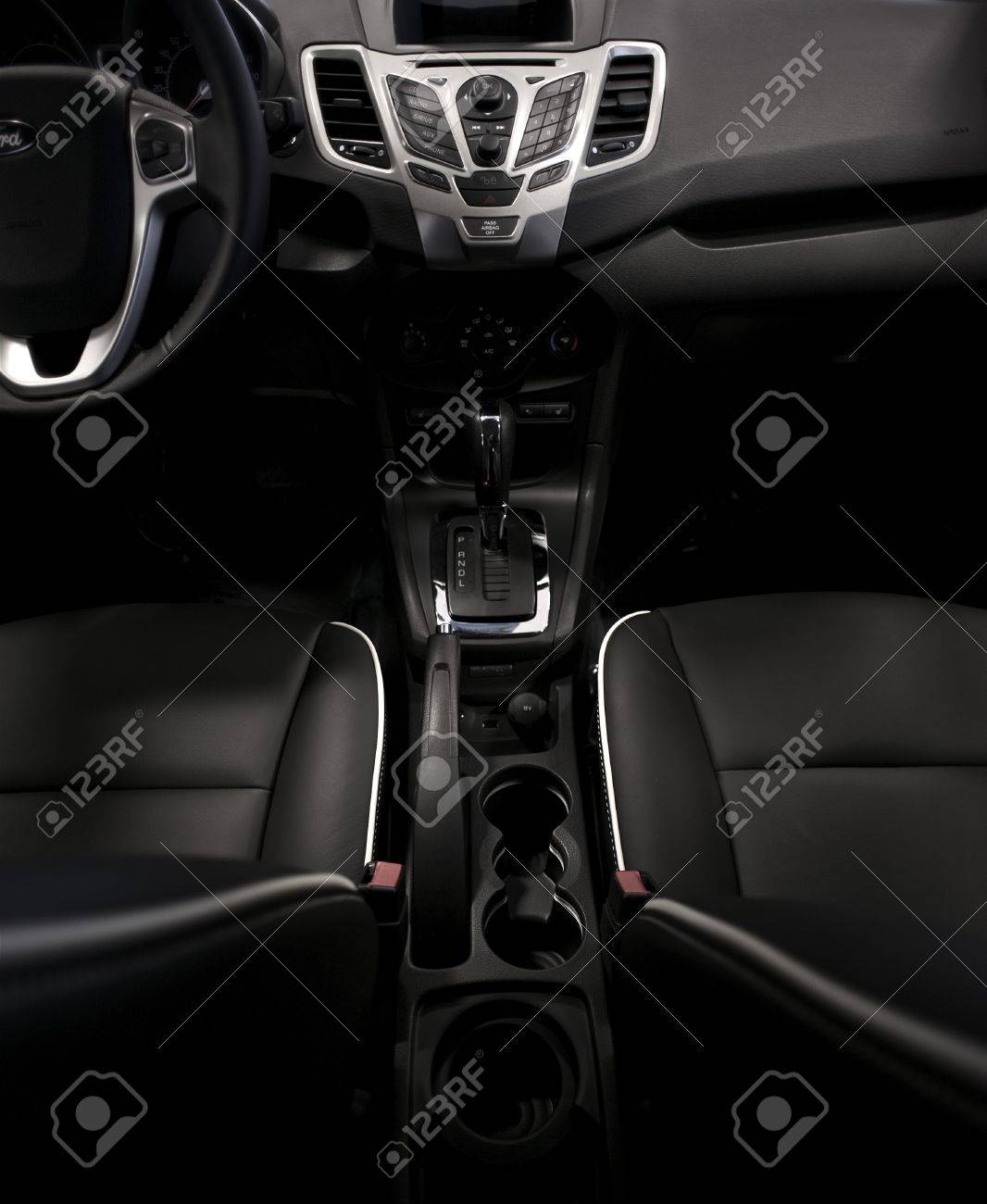 暗い現代自動車インテリア 広角写真 暗い革座席およびダッシュ 縦の写真を 車のインテリアの写真のコレクション の写真素材 画像素材 Image