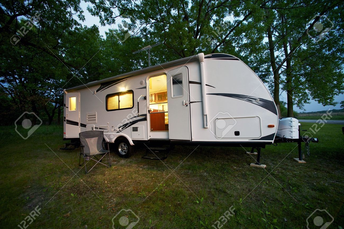 caravane de voyage moderne de 25 pieds - camping de la forêt. soirée