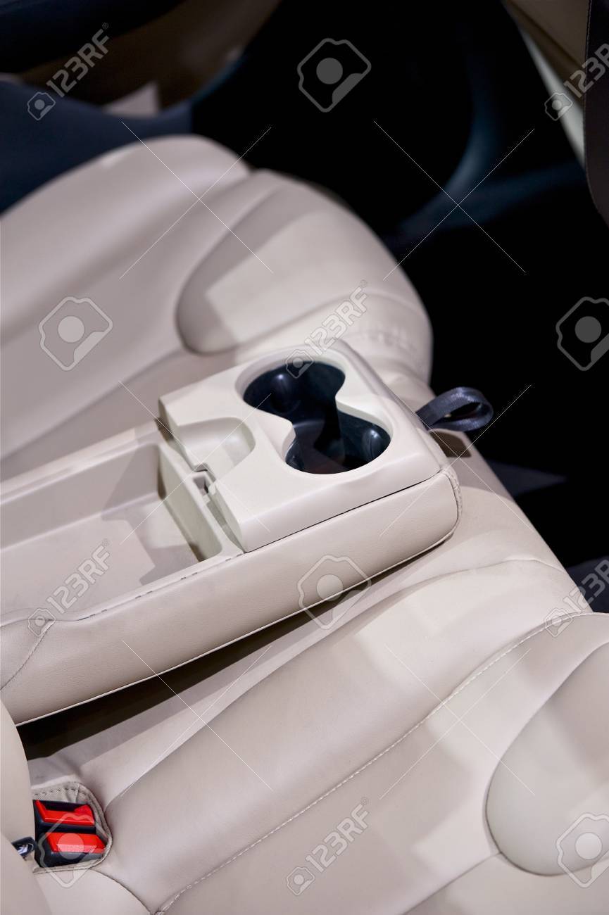席の真ん中にドリンク ホルダー付け車の後部座席 素敵な革シート の写真素材 画像素材 Image 席の真ん中にドリンク ホルダー付け車の後部座席 素敵な革シート の写真素材 画像素材 Image