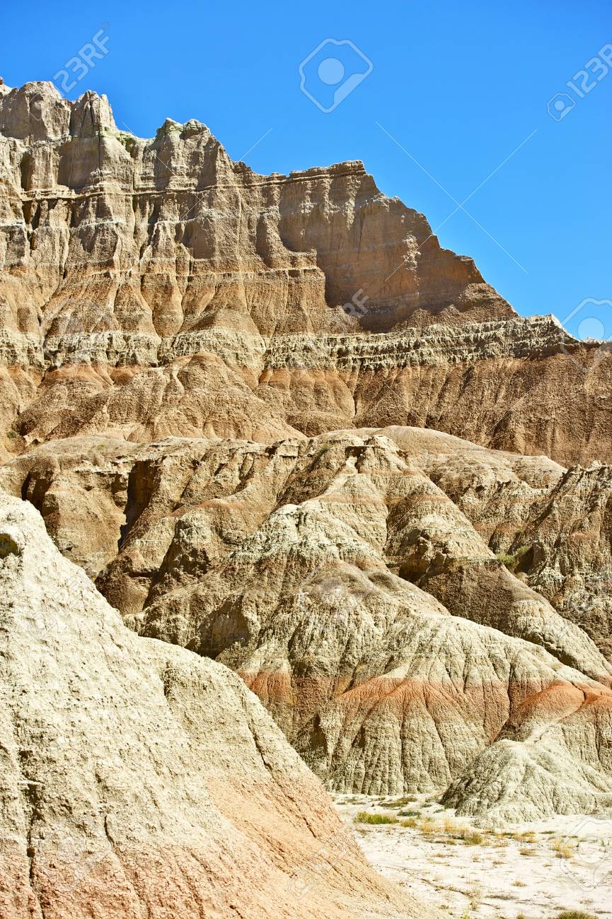バッドランズ国立公園の地質学 バッドランズ国立公園ピナクルズと尖塔 垂直写真撮影 アメリカ サウス ダコタ州自然の写真集 の写真素材 画像素材 Image