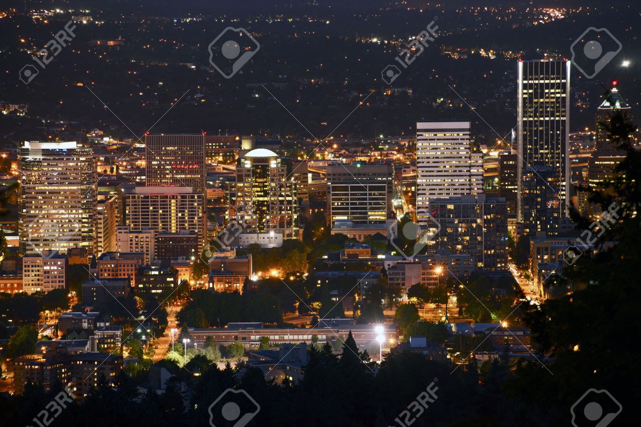 夜のダウンタウン ポートランド オレゴン州ポートランド アメリカの都市の写真のコレクション の写真素材 画像素材 Image