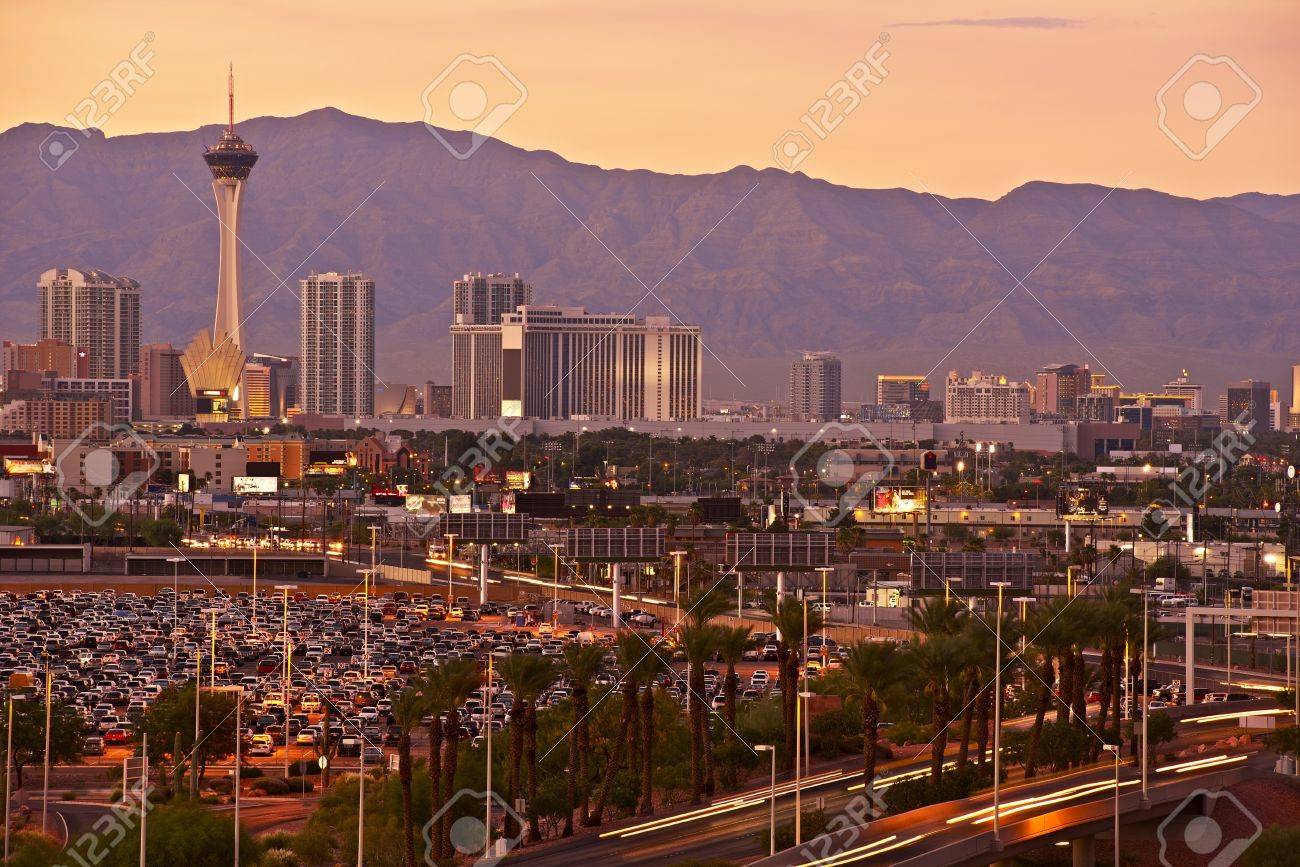 世界のラスベガス ネバダ州の有名な日没のスカイライン ラスベガスの街 アメリカ合衆国の ネバダ州の写真のコレクション の写真素材 画像素材 Image