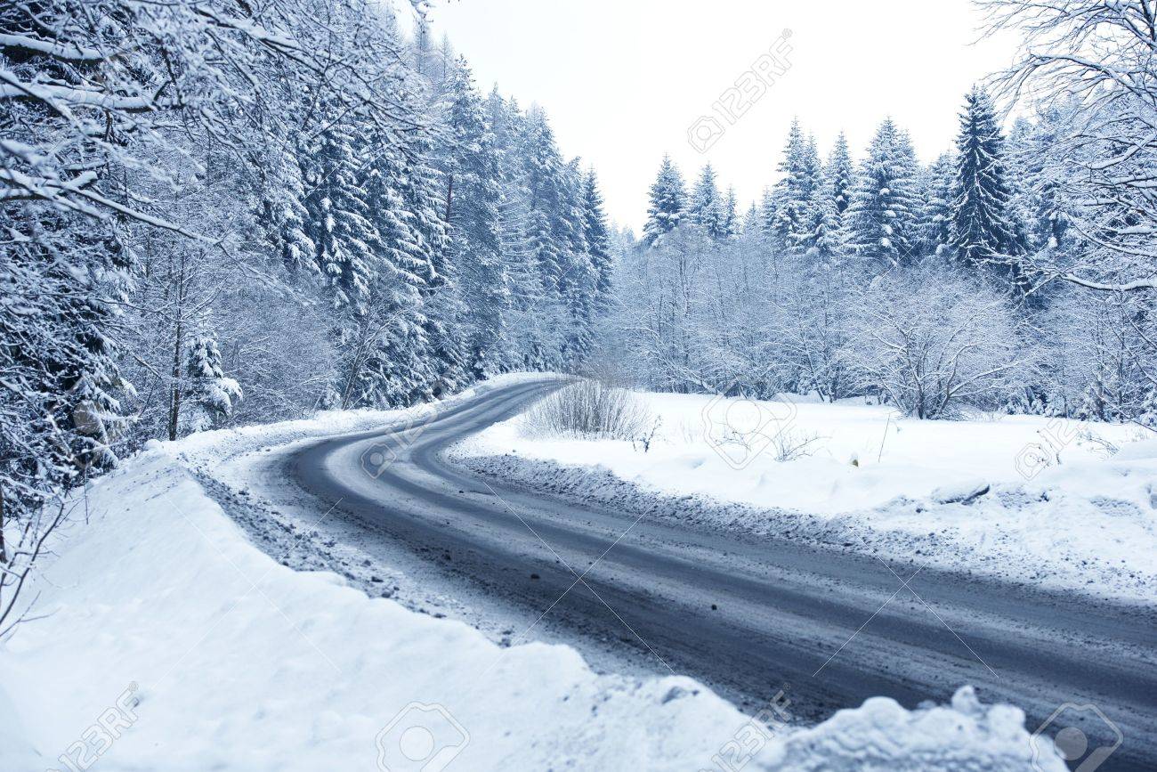 Winter Forest Strasse Mountain Road Von Schnee Bedeckt Winter Thema Winter Fotografie Sammlung Lizenzfreie Fotos Bilder Und Stock Fotografie Image