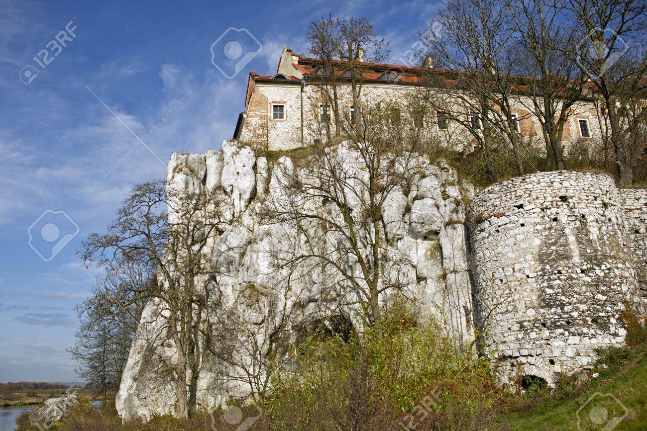 岩の上の Tyniec 修道院 Tyniec クラクフ ベネディクト会修道院 建築写真のコレクションです の写真素材 画像素材 Image