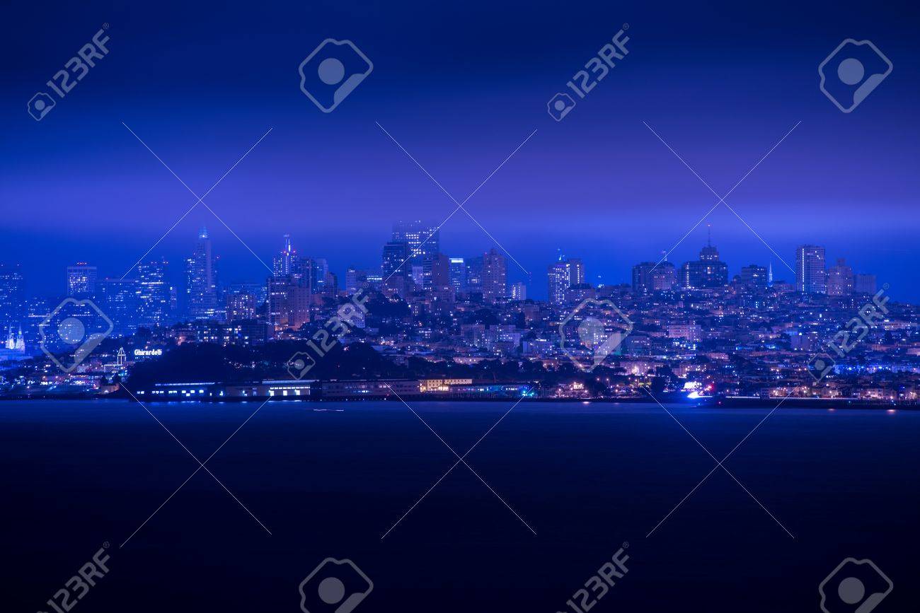 サンフランシスコの夜景 San サンフランシスコのスカイラインと夜湾 カリフォルニア州 アメリカ合衆国 の写真素材 画像素材 Image