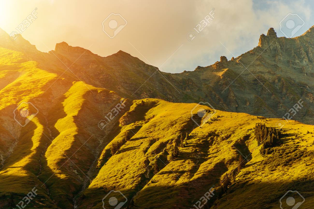 Coucher De Soleil Montagne Alpine Chaîne De Montagnes Pittoresque Au Coucher Du Soleil Doré