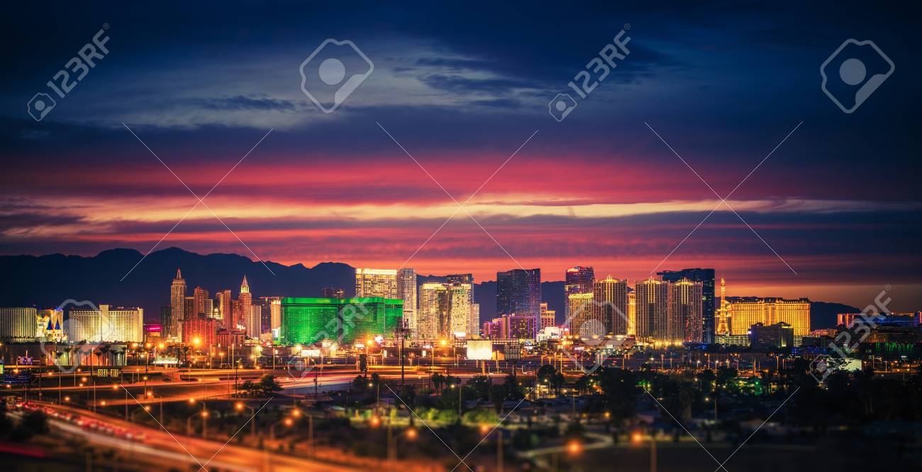 風光明媚な夕暮れ時のラスベガスのスカイラインの街 世界的に有名なシンシティのカラフルなライト ネバダ州 アメリカ合衆国 の写真素材 画像素材 Image