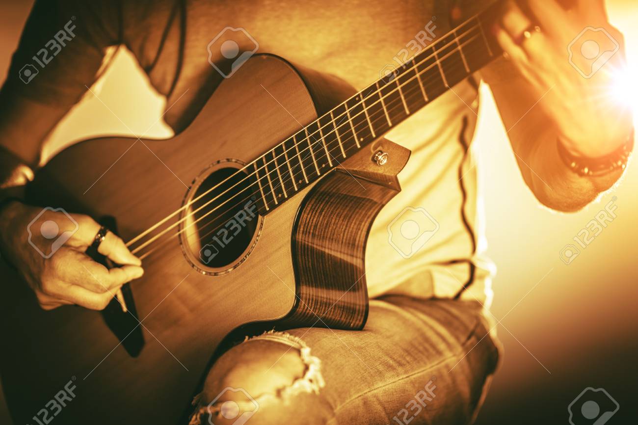 músico con guitarra tocando música instrumento de cuerda de
