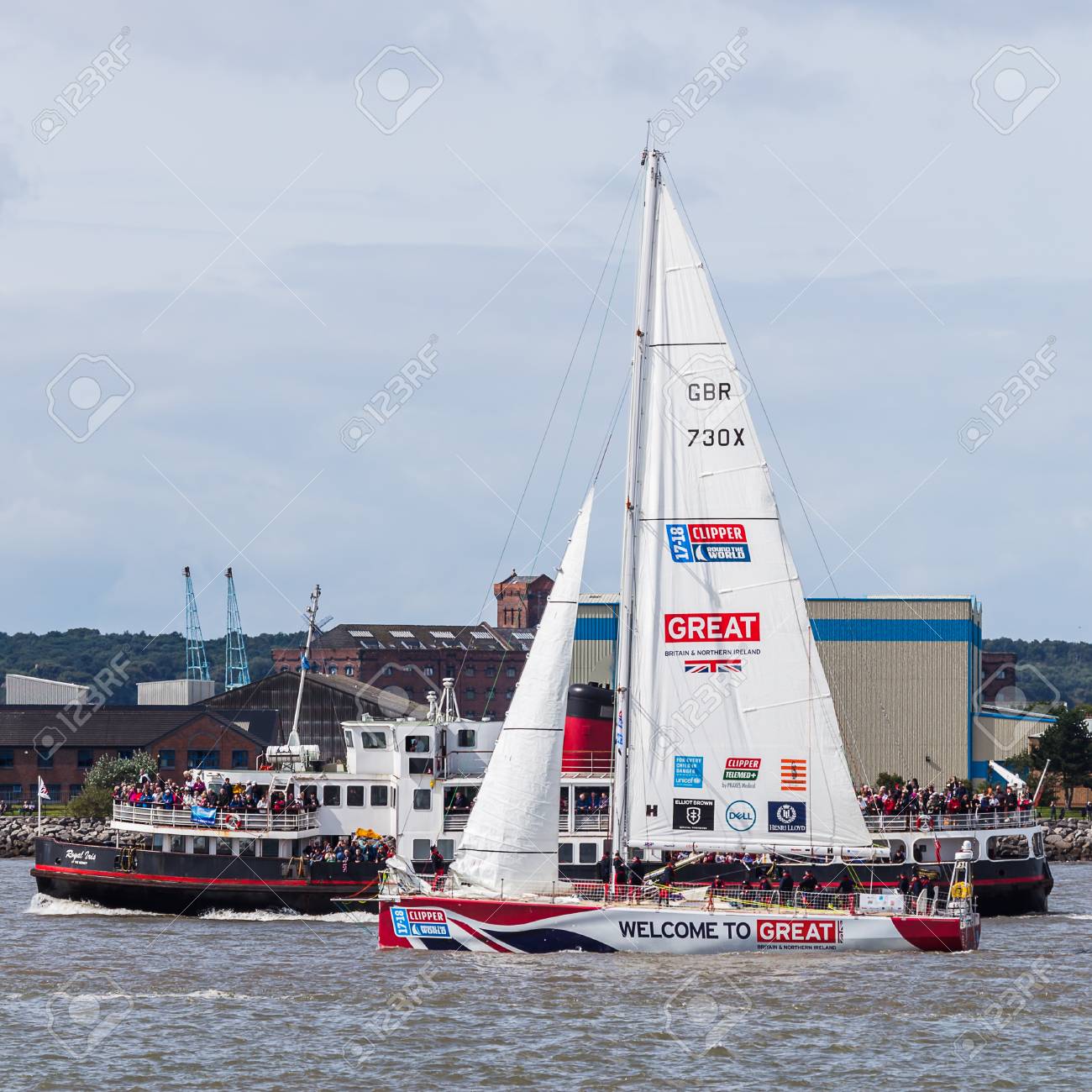 クリッパー レースのスタート前にロイヤルのアイリスの隣に愛イギリスのクリッパー船 今 11 年目 レース見て 12 グローバル チームは 70 フィートのオーシャン ヨットをレースの世界レース周り 海里で競います チーム L の写真素材 画像素材 Image