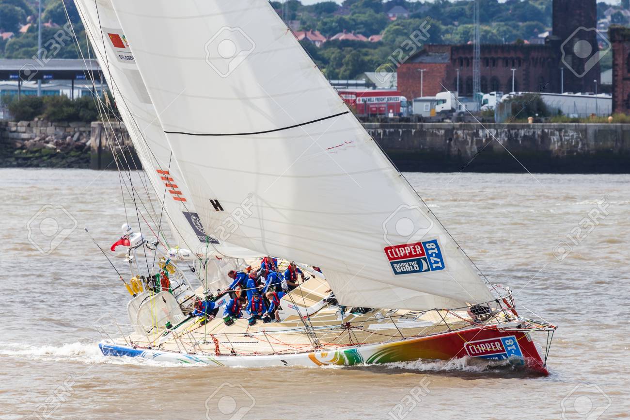 17 つれチーム三亜の乗組員がすぐに職務とグリップを得る 18 クリッパー レース 今 11 年目 レース見て 12 グローバル チームは 70 フィートのオーシャン ヨットをレースの世界レース周り 海里で競います Te の写真素材 画像素材 Image