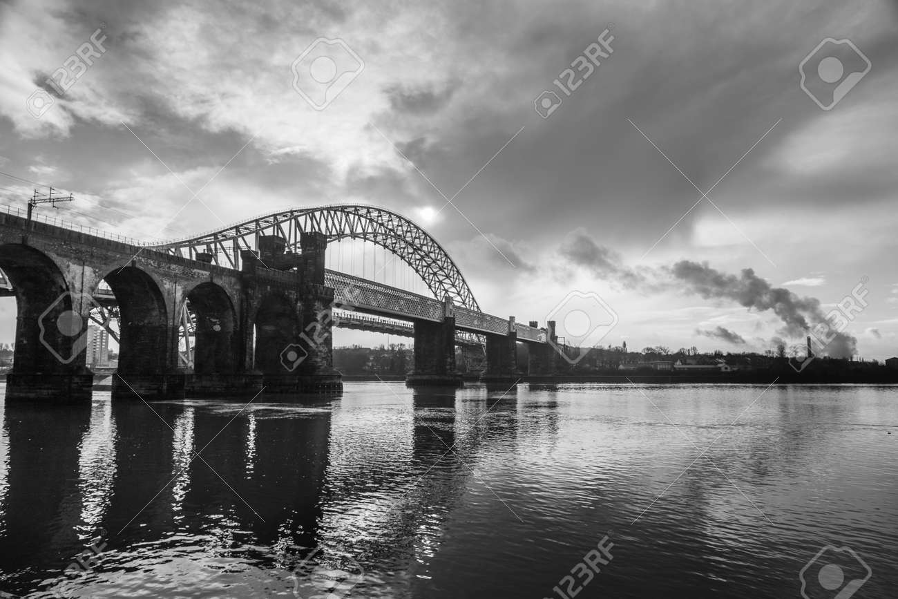 鉄道橋のモノクロ写真 電車 鉄道 387 鉄道橋 High Res Illustrations