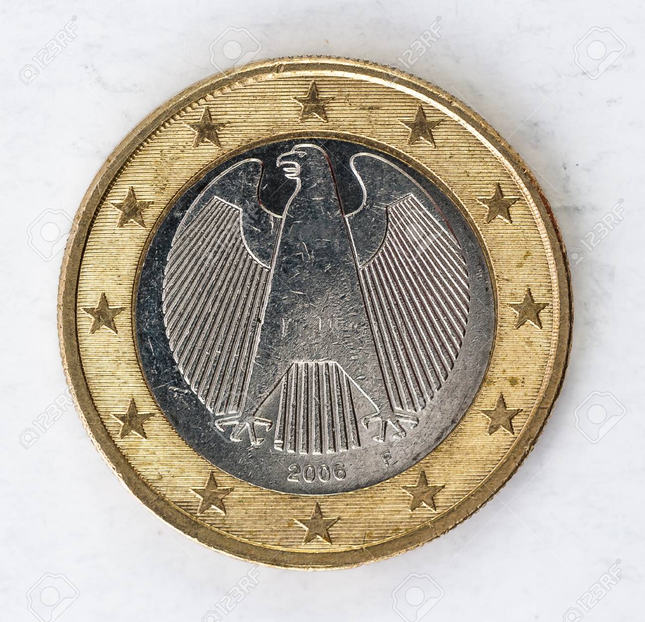 ヨーロッパ使用されるドイツの裏面見ると 1 つのユーロ硬貨の写真素材・画像素材 Image 44443816