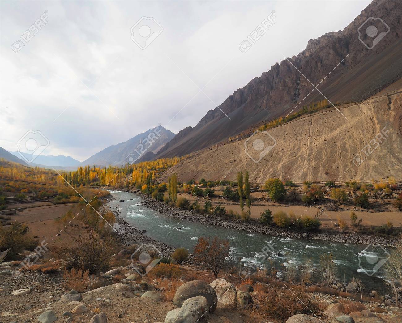 黄金の秋の山と Ghizer バレー パキスタン北部にヒンドゥークシュ山脈に沿って湖 の写真素材 画像素材 Image