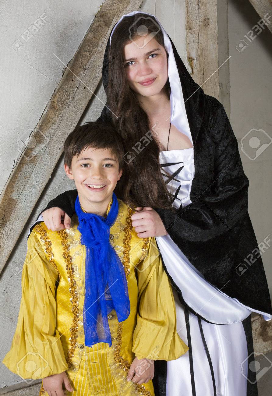 Junge Madchen Als Prinzessin Und Kleiner Junge Verkleidet Als Prinz Verkleidet Lizenzfreie Fotos Bilder Und Stock Fotografie Image 29753408