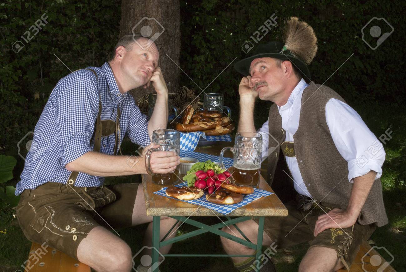 2 バイエルン人は公園に座って ビールを飲むと 探し疲れてください の写真素材 画像素材 Image