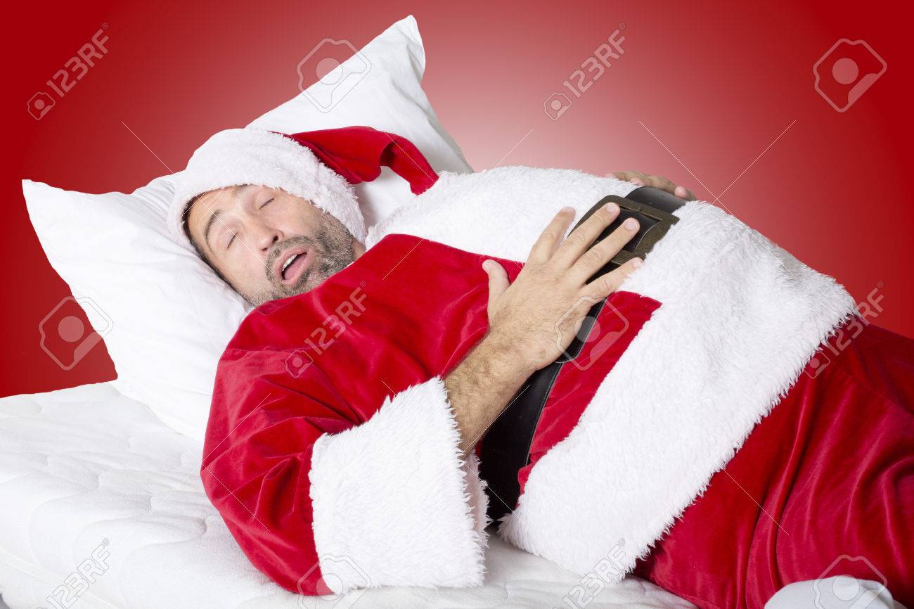 Dormire Nella Casa Di Babbo Natale.Immagini Stock Uomo Vestito Da Babbo Natale Dormire Nel Letto E Detiene E Grande Stomaco Image 33529102