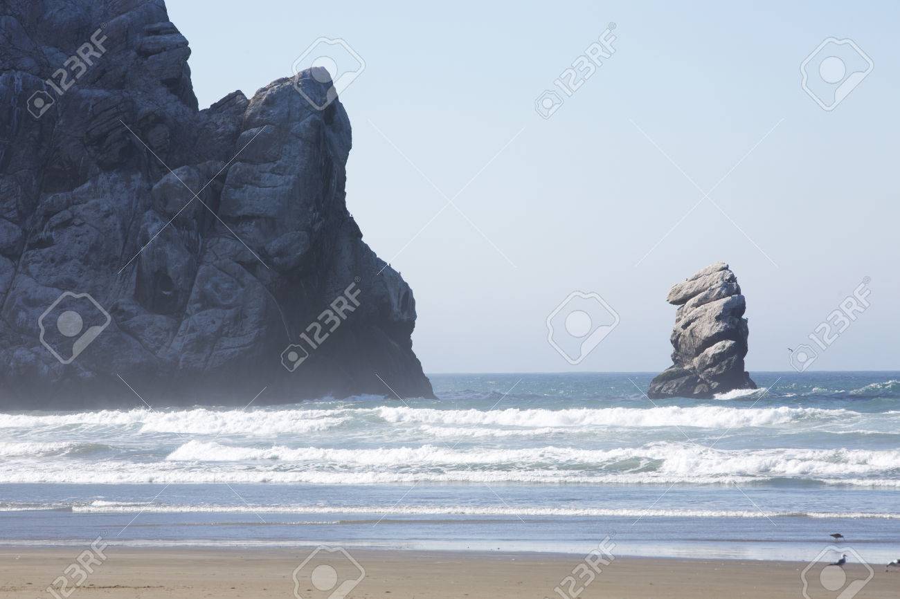 Gros Rocher à Morro Bay En Californie Sur La Plage De Sable