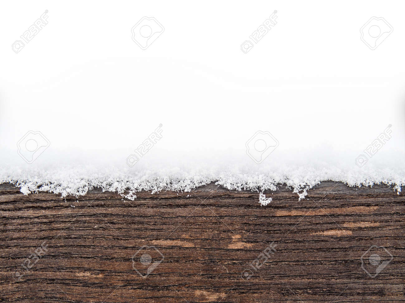 雪 木材 板やトップ 冬時間イラストや背景の白い Copyspace でボードの上に覆われた風化塗装木製ベンチの詳細 の写真素材 画像素材 Image