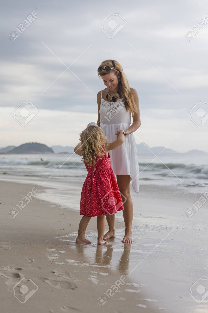 Brasil Rio De Janeiro Mère Et Fille Sur La Plage De Copacabana