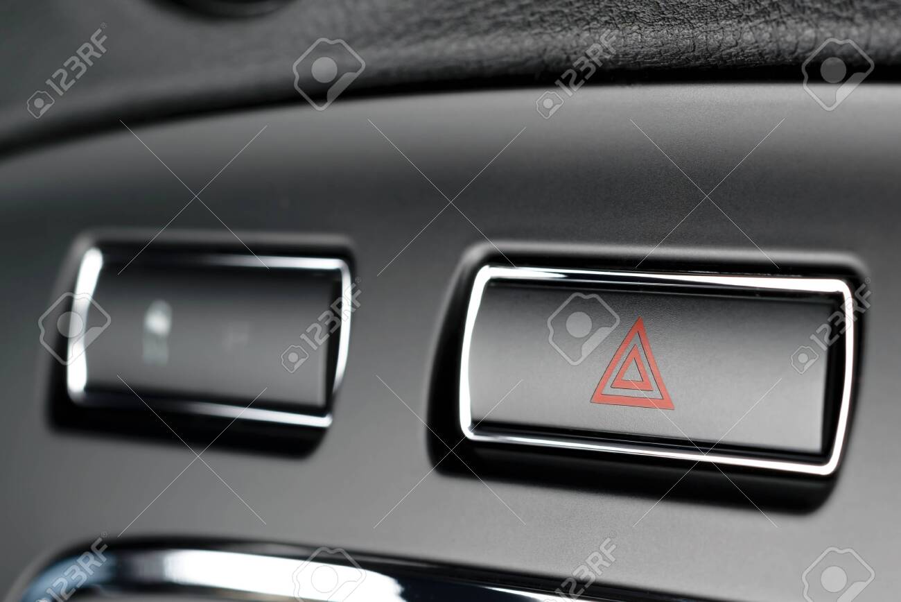 車 車ハザード警告点滅ボタン表示される赤い三角形で コントロール パネルの 表示される赤い三角形緊急シンボル表示されるフラグメントのボタン の写真素材 画像素材 Image 車 車ハザード警告点滅ボタン表示される赤い三角形で コントロール パネルの 表示される赤い三角形緊急シンボル表示されるフラグメントのボタン の写真素材 画像素材 Image