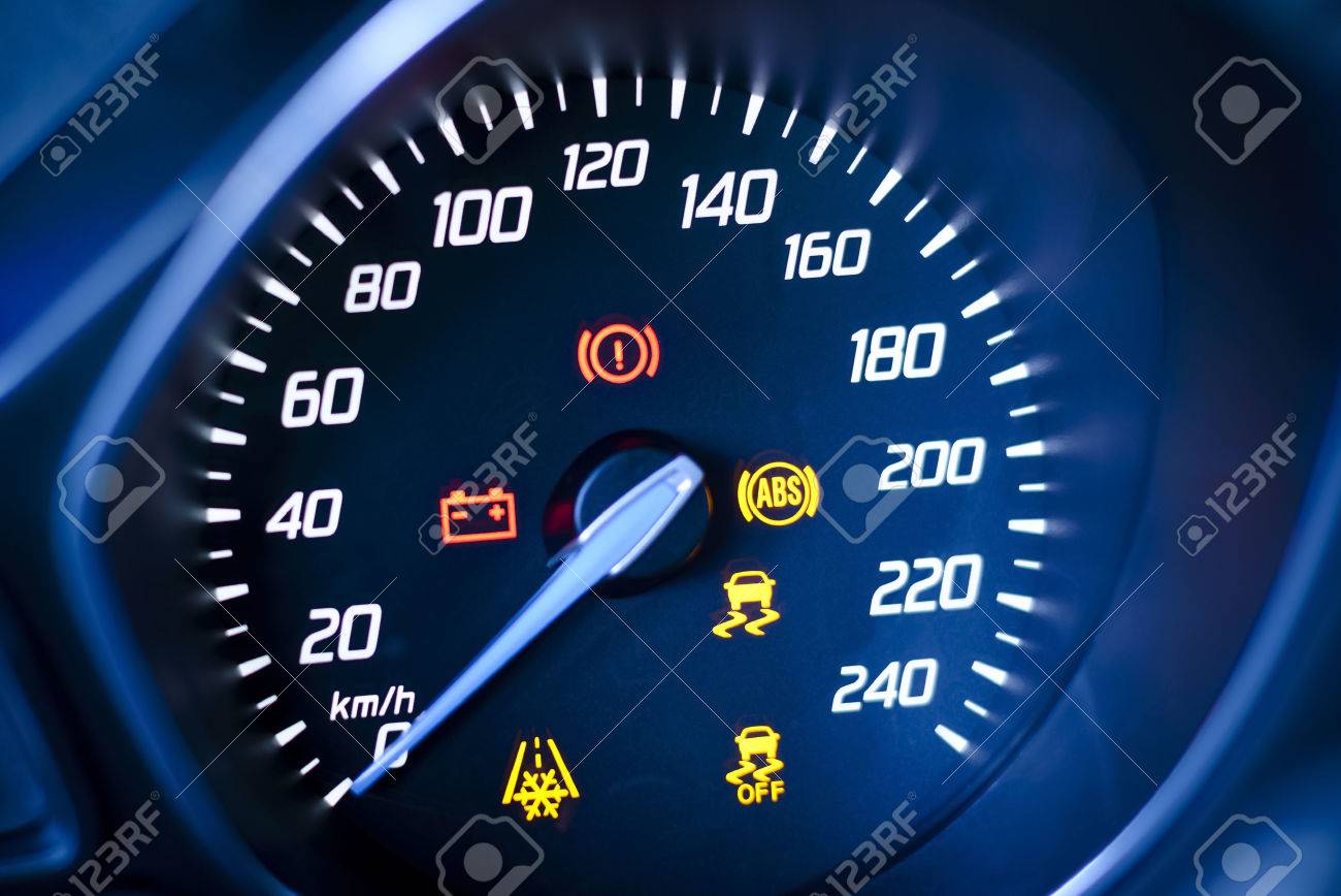 インストルメントクラ スター 10 の目に見えるシンボル チェック警告灯と警告灯 写真プレゼント車 S 車両 S スピード メーター タコメーター可視情報ディスプレイ 点火警告ランプとブレーキ システム警告灯を点灯 の写真素材 画像素材 Image