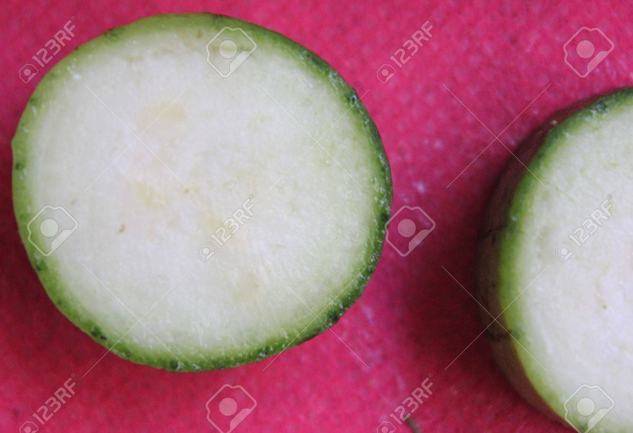 滑らかなヘチマ ヘチマ 野菜スポンジ トーラス Ghia ヘチマ オロバンキ 果物野菜 エントロピーモデル フルーツ 滑らかな表面と野菜として使用 の写真素材 画像素材 Image