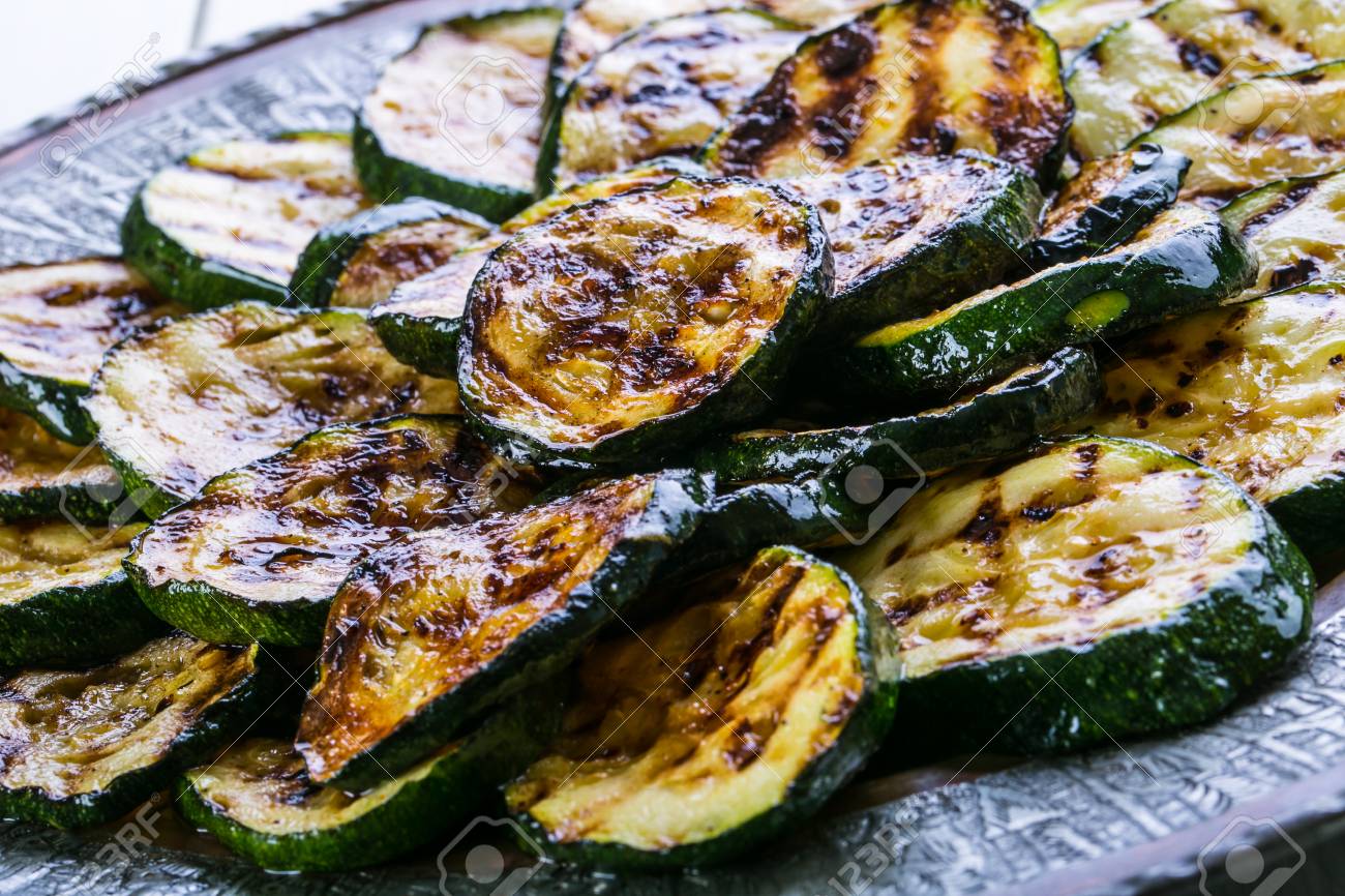 Zucchini. Courgettes grillées. Tranches de courgettes grillées sur une assiette. Végétarien Cuisine méditerranéenne. Zucchini. Courgettes grillées. Tranches de courgettes grillées sur une assiette. Végétarien Cuisine méditerranéenne.