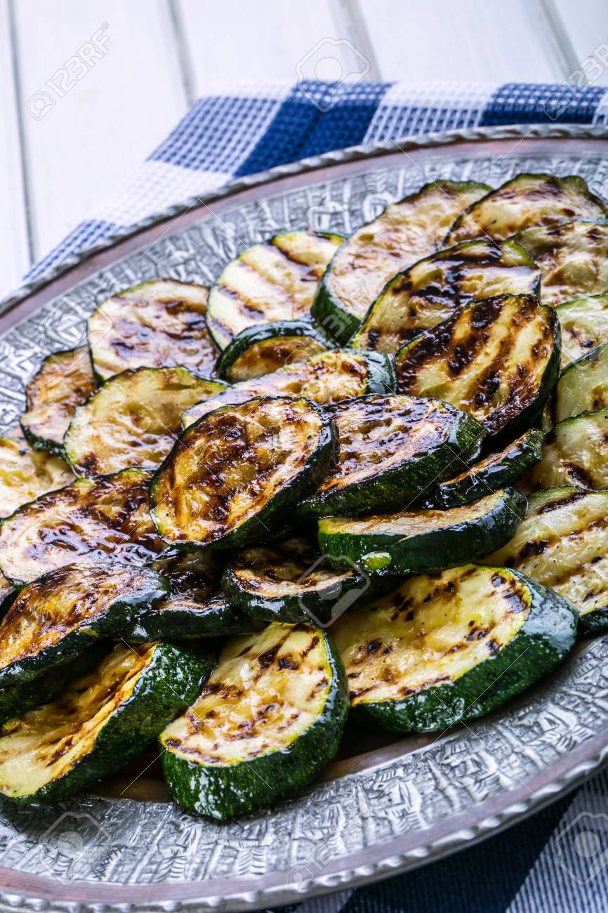 Zucchini. Courgettes grillées. Tranches de courgettes grillées sur une assiette. Végétarien Cuisine méditerranéenne. Zucchini. Courgettes grillées. Tranches de courgettes grillées sur une assiette. Végétarien Cuisine méditerranéenne.
