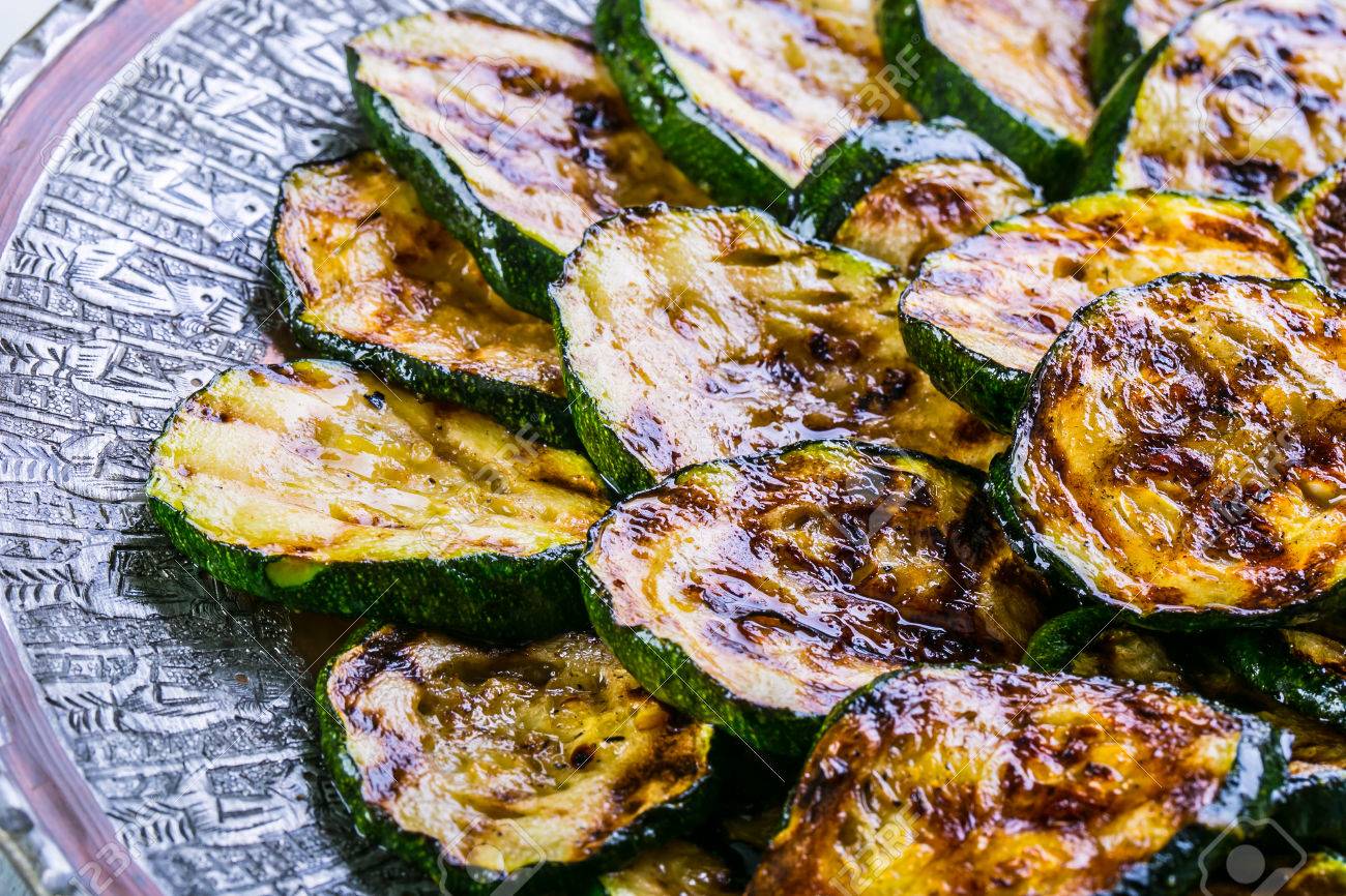 Zucchini. Courgettes grillées. Tranches de courgettes grillées sur une plaque. Végétarienne cuisine méditerranéenne. Zucchini. Courgettes grillées. Tranches de courgettes grillées sur une plaque. Végétarienne cuisine méditerranéenne.